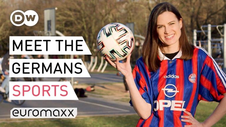 意大利赛车手罗西回忆马拉多纳：我曾单膝跪地亲吻他的左脚